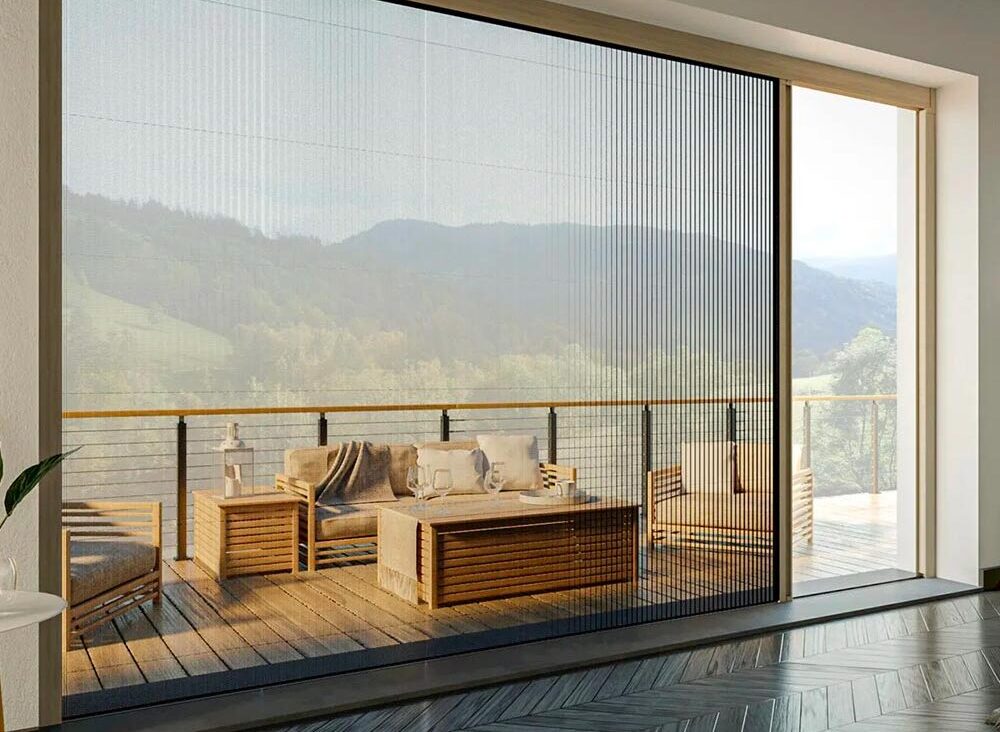 La moustiquaire PLISSÉ 31 est une moustiquaire avec un très faible encombrement qui permet de protéger une très grande baie vitrée jusqu’à 5000 mm de large dans sa version 1 vantail ou réversible.