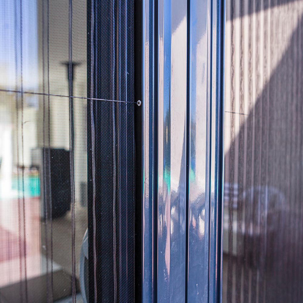 Moustiquaire-plissee-45-fermeture-centrale-poignee